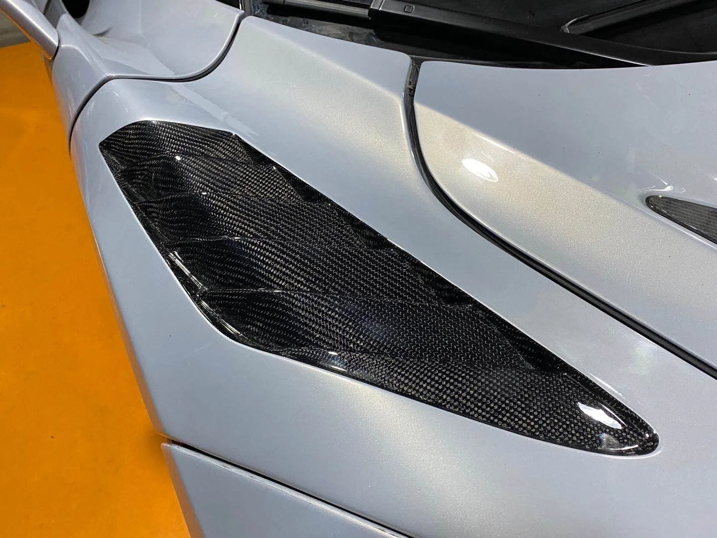 Dry Carbon Fiber V-Style Front Fenders - Mclaren 720s